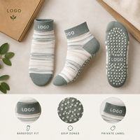 Chaussettes de yoga antidérapantes vert sauge à rayures, avec logo et maintien de la cheville, flexibles, pour studio, vente en gros, développement tricoté, inspection qualité