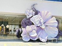 J-142 Installation artistique extérieure géante de fleurs violettes élégantes et imposantes, faite à la main pour toile de fond de mariage, fleur énorme