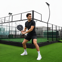 Terrain de padel panoramique modulaire avec murs en verre, maille métallique et éclairage pour les centres d'entraînement