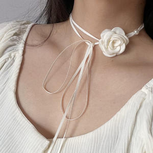 Collier ras du cou fleuri avec perle d'eau douce, style vintage pour femme, à porter au quotidien - Product Image 3