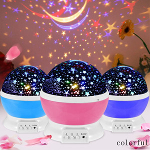 Luz Led nocturna con cable usb que cambia de <span class=keywords><strong>Color</strong></span>, lámpara giratoria automática de 360 grados, Luna y cielo estrellado, regalo de Navidad y vacaciones - Product Image 1