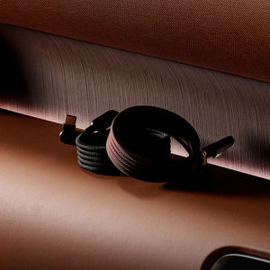 Cable USB C Magnético Tail Link de 240W con Carga Rápida PD, Diseño Inclinable, Conector C a C, Cable de Carga Trenzado para MacBook, Teléfono y Tablet - Product Image 1