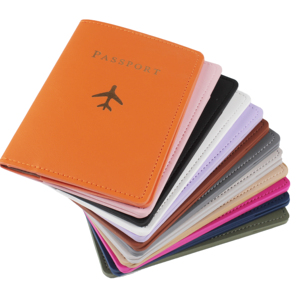 Porta Pasaportes y Tarjetas de Vacunación de Cuero PU con Logotipo Estampado en Oro, Estilo Moderno para Mujer/Hombre - Product Image 1