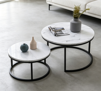 Ensemble de tables basses gigognes en pierre frittée, aspect marbre rond, structure en fer, mobilier de salon moderne et minimaliste