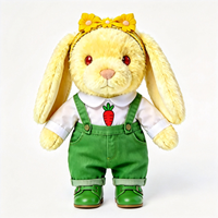 Jouet en peluche lapin jaune mignon à oreilles tombantes avec accessoire nœud, blouse à motif carotte et salopette verte