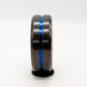 Anello Nuziale Impermeabile <span class=keywords><strong>in</strong></span> <span class=keywords><strong>Acciaio</strong></span> <span class=keywords><strong>Chirurgico</strong></span> 316L, 6mm, Finitura PVD Nera Spazzolata con Bordi Smussati Lucidi, 1 Scanalatura Blu - Product Image 5