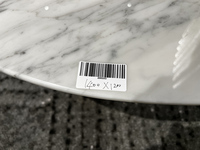 Ensemble de table basse en marbre blanc gris moyen avec des dalles de marbre rondes de luxe pour une utilisation moderne dans un salon.