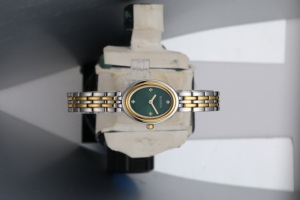 Montre-bracelet à quartz sophistiquée avec bracelet fin en acier inoxydable et mouvement Epson Y121 pour tenue professionnelle - Product Image 4