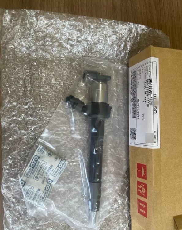 common rail 1465A439 295050-1760 injector for Mitsubishi L200 diesel injector nozzle 1465A439 295050-1760  with nozzle G3S77