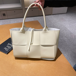 กระเป๋าโท้ทหนัง PU สไตล์มินิมอลสำหรับคนเมือง พร้อมรายละเอียดการเย็บแบบแพทช์เวิร์ค สายสะพายคู่ และช่องใส่โทรศัพท์ - Product Image 1