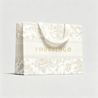 Sac cadeau en carton ivoire recyclable 190-230 g/m² avec lamination, poignée ruban dissimulée, logo personnalisé pour les boutiques de cosmétiques