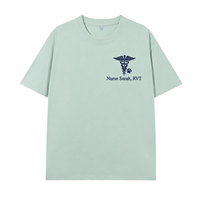 Individuell besticktes T-Shirt für Tierärzte mit personalisiertem Namen und Auszeichnungen als Geschenk zur Abschlussfeier für RVT/CVT.