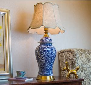 Lampe de table en céramique de grande taille, blanche et bleue, pour bureau d'étude - Product Image 3