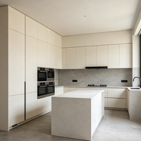 Ensemble de meubles de cuisine modulaire en mélamine blanc crème moderne, avec îlot, four encastré, cuisinière à gaz, écologique et résistant au feu