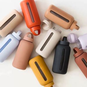 แก้วน้ำขนาดใหญ่ 800 มล. พร้อมปลอกซิลิโคน มีสเกลบอกเวลา สินค้าใหม่ พกพาสะดวก เหมาะสำหรับกิจกรรมกลางแจ้งและใช้งานทั่วไป - Product Image 6