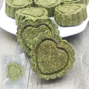 Timothy Hay <span class=keywords><strong>Granulés</strong></span> pour lapin traite Biscuits au foin jouet à mâcher dentaire pour Bunny Timothy gâteau <span class=keywords><strong>d</strong></span>'herbe <span class=keywords><strong>cochon</strong></span> <span class=keywords><strong>d</strong></span>'<span class=keywords><strong>inde</strong></span> Hamster nourriture molaire - Product Image 1