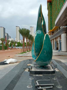 Grande fontaine extérieure moderne en acier inoxydable, sculpture abstraite en métal peint vert, élément aquatique - Product Image 2