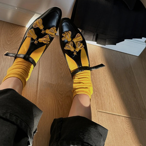 Las últimas Sandalias planas para mujer 2025, Sandalias planas cómodas Vintage con logotipo personalizado, bailarinas con correa en T y zapatos con borlas <span class=keywords><strong>amarillas</strong></span> - Product Image 3
