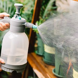 Pulvérisateur manuel durable de lavage de voiture et de jardin en plastique multifonctionnel de source de <span class=keywords><strong>pression</strong></span> <span class=keywords><strong>d</strong></span>'air de 2L avec le cadeau personnalisable de nouvel an de buse - Product Image 6