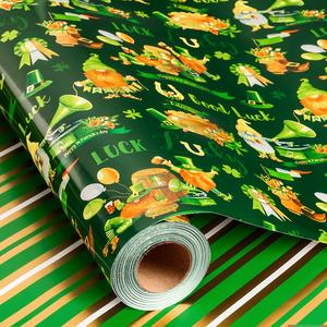 กระดาษห่อของขวัญวันเซนต์แพทริค ลายทุ่งโคลเวอร์สีเขียวพร้อมลายกีบม้า ลายเส้นสีทอง พิมพ์สองด้าน - Product Image 1