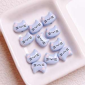 Cuentas colgantes de cabeza de gato de aleación crema de 12mm, Material de agujero Vertical DIY, accesorios de joyería, cuentas acrílicas de plástico Lucite - Product Image 3