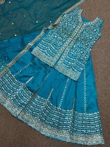 Faux Georgette lourde avec séquence de broderie lourde avec travail manuel en miroir réel avec moins de bordure avec manche complète - Product Image 4