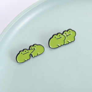 เข็มกลัดรูปกบจูบแก้มสุดน่ารัก เข็มกลัดเคลือบลายการ์ตูนตลกๆ รูปกบกอดกัน สำหรับติดกระเป๋าเป้ ปกเสื้อ ของขวัญเครื่องประดับสำหรับคนรักและเพื่อนๆ - Product Image 1