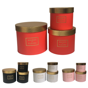 กล่องของขวัญทรงกลมทำจากกระดาษสีแดงสำหรับจัดดอกไม้ ฝาสีทอง เคลือบยูวี ปั๊มนูน เคลือบด้าน - Product Image 2