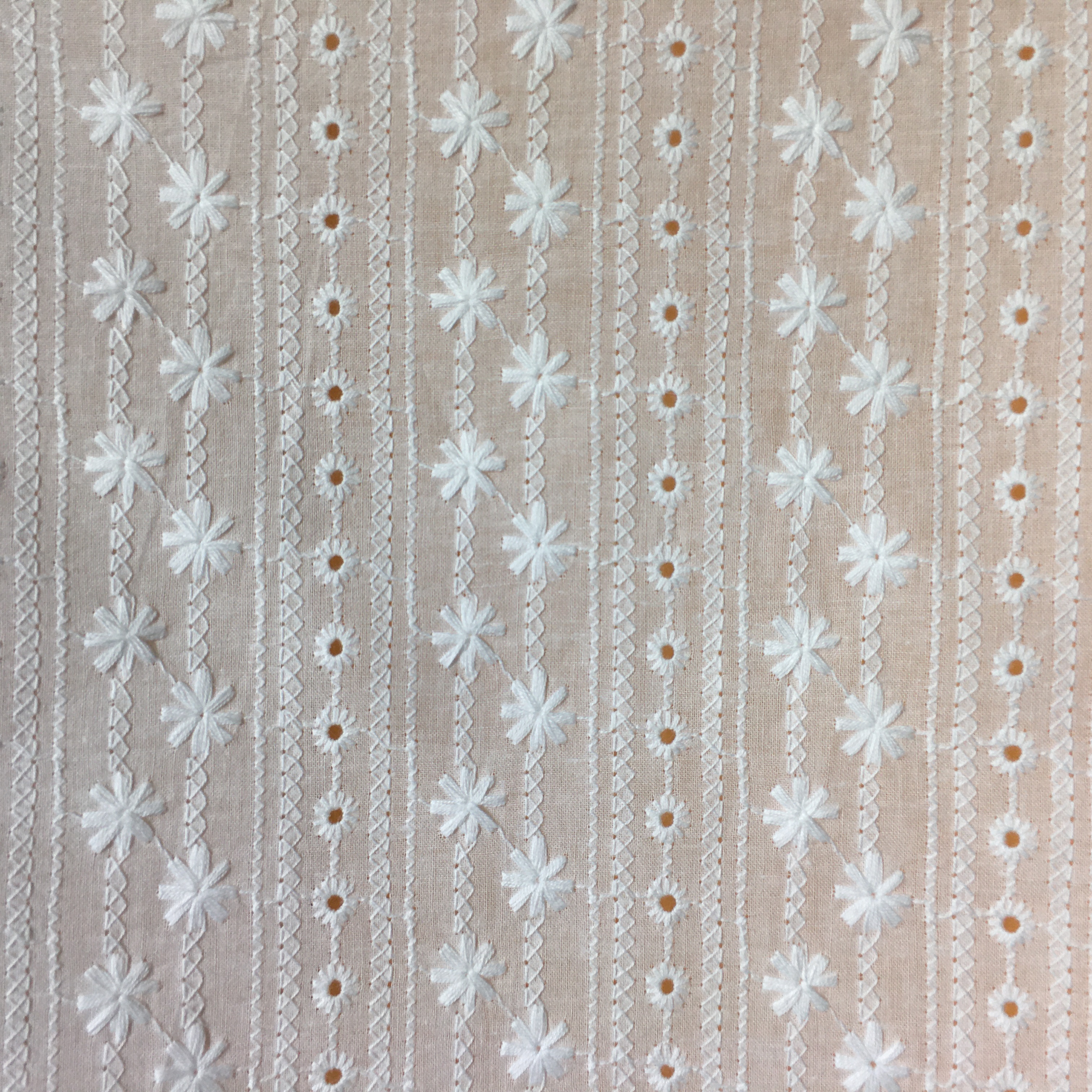 Белое Кружевное сари RXF2186 с вышивкой и цепочкой