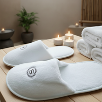Chaussons d'hôtel en EVA bon marché, logo personnalisé, broderie en stock, vente en gros de luxe, pelucheux, jetables