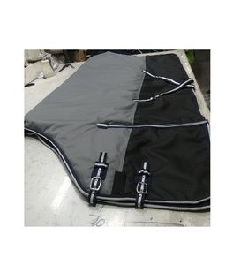 Couverture pour cheval à sangles réglables avec sangles pour les jambes pour une meilleure stabilité et un meilleur contrôle des mouvements - Product Image 1