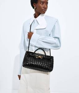 Reloj Mecánico de Lujo para Hombre con Silueta Alargada en Cuero Intrecciato Flexible, Detalle de Nudo Distintivo y Cierre Deslizante - Product Image 1