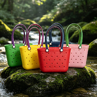 Sac fourre-tout de Noël imperméable imprimé Père Noël grande capacité portable pour femme avec design à trous DIY, cadeau de Noël, panier de rangement de plage