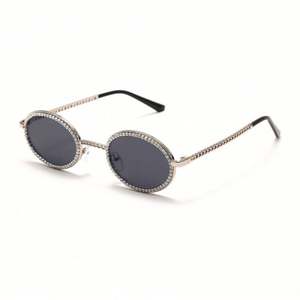 Lunettes de soleil rondes en diamant de style punk avec logo personnalisé, petites lunettes de soleil ovales en strass pour femmes - Product Image 3
