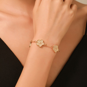 Bracelet trèfle à quatre feuilles pour femmes, chaîne en or, cristal, bijoux porte-bonheur, à porter au quotidien, accessoire de mode tendance - Product Image 2