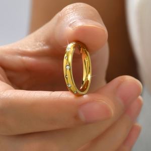 แหวนเพชรแฟชั่นขายดี ดีไซน์คลาสสิกเรียบง่าย พร้อมเพชรทรงกลมเจียระไนแบบบริลเลียนท์ สำหรับงานแต่งงานสุดโรแมนติก - Product Image 5