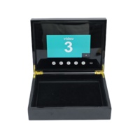 Boîte cadeau en bois haute brillance avec écran LCD, doublure en velours, charnière dorée, logo personnalisé, boîte vidéo pour la promotion de la marque et la présentation des produits