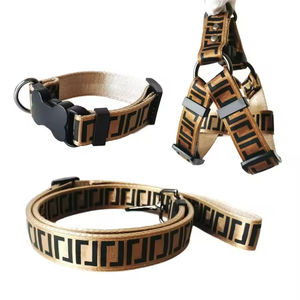 Conjunto de correas de cinturón de seguridad de coche de diseñador de lujo arnés de cuero acolchado para perros pequeños <span class=keywords><strong>collar</strong></span> de perro impreso con letras ajustables producto - Product Image 1