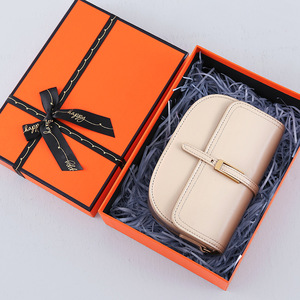 Caja de Lujo Personalizada para Empaque de Ropa Bolso de Mano y Regalo de Cumpleaños Cartón Rígido Esponja Materiales Reciclados Admite Personalización - Product Image 5