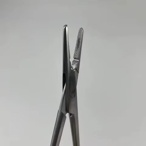 Pinces chirurgicales médicales personnalisées pour aiguilles de suture 2-0 et plus petites, 13 cm de long - Product Image 4