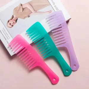 Fabrika özel Logo Detangling saç fırçası plastik kadınlar için geniş diş tarak ıslak saç
