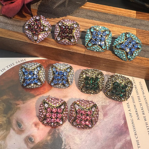 Nuovo Modello 2026 Orecchini a Perno Piccoli con Cristalli e Strass Completamente Incastonati Stile Vintage Retrò di Alta Gamma per Donne - Product Image 1