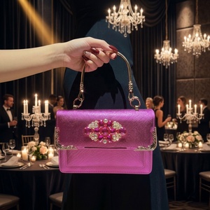 Borsa a tracolla da donna in pelle PU lucida con catena, pochette quadrata in pelle PU lucida con manico superiore e chiusura a fiore con strass - Product Image 1