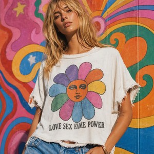 T-shirt Grafica Bianca con Stampa Love Sex Fame Power, Fiori Colorati, <span class=keywords><strong>Volto</strong></span> Arancione, Effetto Distressed, Streetwear Metour, Ingrosso Personalizzato - Product Image 1