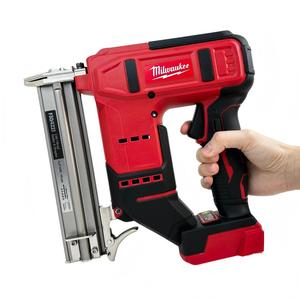 Pistola de Clavos Inalámbrica Milwaukee de 18V con Motor sin Escobillas, Batería de Litio, Portátil, <span class=keywords><strong>para</strong></span> Trabajos en Madera al Aire Libre, Color Azul - Product Image 1