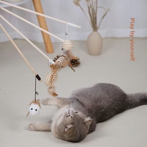 Varita de madera para gatos con plumas, cascabel y ratón - Juguete interactivo para gatos Modelo KML-0791 Suministros para mascotas al por mayor - Product Image 1