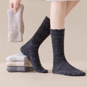 Chaussettes en laine pour femmes, vente en gros, logo personnalisé OEM, hiver, mi-mollet, thermiques, doublées polaire, épaisses, chaudes, confortables, à bordure lâche, chaussettes en laine - Product Image 3