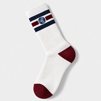 Chaussettes de sport pour homme en tricot jacquard blanc premium avec logo rayé et design marine et bordeaux respirant