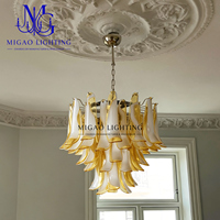Lustre classique médiéval français, suspension en verre soufflé à la main, dégradé ambre-blanc, à pétales superposés et décalés, pour salon et salle à manger