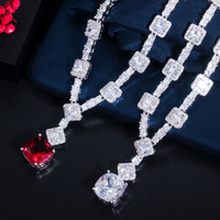 Parure de bijoux délicate plaquée or blanc avec zircone cubique rouge étincelante pour femme, collier et boucles d'oreilles de mariée pour bal de promo et mariage